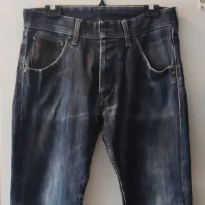 Mörkblåa bootcut jeans med lite svarta detaljer🖤 W32 L34