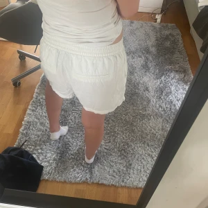 Linne shorts  - Köpt för 2 år sedan, inte kommit till så mycket användning. Super sköna & lågmidjade🩷 unisex passform skulle jag säga 