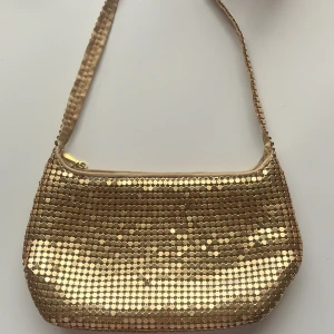 Glittrig handväska! - En glittrig, guld och jätte fin handväska! Passar super bra med allt. 🤩