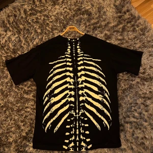 UNWANTED ”Carnage All Over” T-Shirt - Heavyweight T-Shirt importerad från det amerikanska streetwear märket UNWANTED. Använd få gånger. 