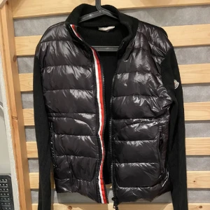 Moncler jacka  - S men passar som M också, har använt den knappt 2/3 gånger förra året , men nu den passar inte mig längre, jätte fint sick på den , fråga om andra bild också om du är sygen på den😀