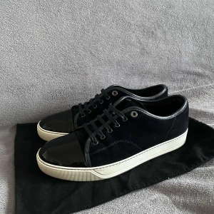 Lanvin skor - Lanvins till salu I skick 9/10 I retail pris 5000kr I 2 dustbags och extra snören tillkommer vid köp I skriv om mer info😊