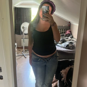 Svart ärmlös topp - Säljer en svart ärmlös topp i storlek S. Toppen är enkel och stilren, perfekt för både vardag och fest. Den har en tight passform och är tillverkad i ett mjukt och bekvämt material. Perfekt att matcha med jeans eller kjol!