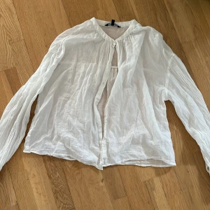 Vit skjorta/blus - Tunn vit skjorta/blus från Kappahl i storlek xs