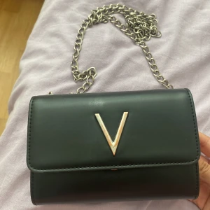 Valentino mini väska - Rymmer mobil , läppglans , kort och lite mer 