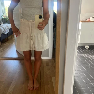 Vit zara kjol - Hej jag säljer min super fina vita sommar kjol då jag längre inte har någon användning för den ❤️