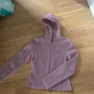 Ljusrosa fleecejacka från Street One - Säljer en supermysig ljusrosa hoddie/luvjacka från Street One. Den har en dragkedja framtill och en skön huva. Perfekt för kyliga dagar och passar bra till både vardag och fritid. Jackan är i bra skick och väldigt bekväm att ha på sig. Köp direkt eller ge prisförslag 💖