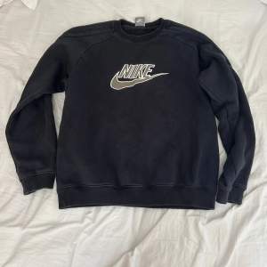 Vintage Nike tröja, andvänt 2 gånger, för pojkar men passar bra på tjejer också. Svart med en blå underton. Logotypen är ljus olivgrön.