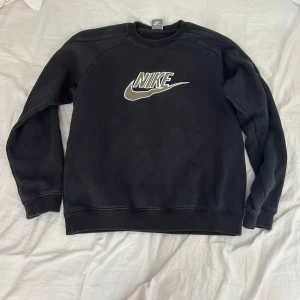 VINTAGE Nike tröja - Vintage Nike tröja, andvänt 2 gånger, för pojkar men passar bra på tjejer också. Svart med en blå underton. Logotypen är ljus olivgrön.