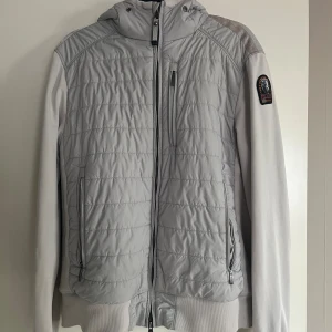 Parajumpers cardigan  - har en Parajumpers jacka i fint skick, kommer inte till användning, använd ett fåtal gånger. Pris kan diskuteras. Hör av er vid fler frågor och funderingar  