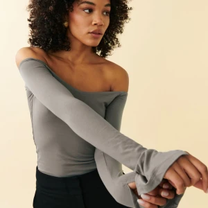 Off shoulder top - Soft touch off shoulder top från Gina tricot, helt slutsåld, i fint skick
