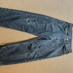 Sweet Sktbs jeans i modellen BIG SKATE. Relativt använda men inga defekter förutom slitningar vid häl lite sliten utanpå höger lår pga mobiltelefon. XXS motsvarar ca w28 l30. Hör av dig vid funderingar👏