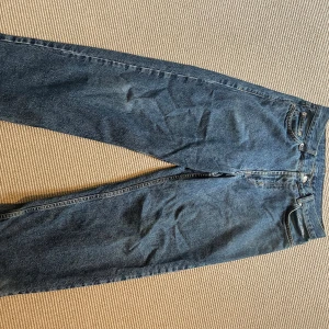 Sweet Sktbs Big Skate - Sweet Sktbs jeans i modellen BIG SKATE. Relativt använda men inga defekter förutom slitningar vid häl lite sliten utanpå höger lår pga mobiltelefon. XXS motsvarar ca w28 l30. Hör av dig vid funderingar👏