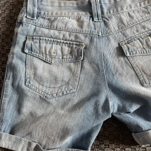 Lågmidjade shorts - Lågmidjade jeans, snygga och trendiga och i bra skick. (Aning slitna på insidan). Lite street style🔥🔥  Saknar en knapp på en fickan. 