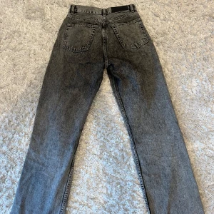 Gråa jeans  - Säljer nu dessa jeans från junkyard i storlek xs💕💕