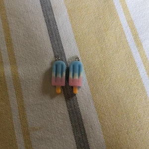 Små glassörhängen  - Säljer detta små glassörhängerna är verkligen jätte fina o söta!😆💖 Kontakta för fler frågor o information!😃