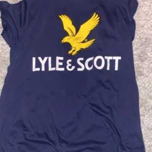 Lyle and scott t shirt - Fet tröja för billigt pris säljer för d nt min stil längre. Hör av er om ni vill köpa svarar alltid snabbt!