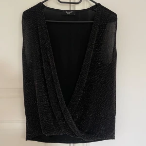 Glittrig topp - Säljer denna nästan göittertoppen, köpt second hand men är som nu, super snygg🤩🤩🧡