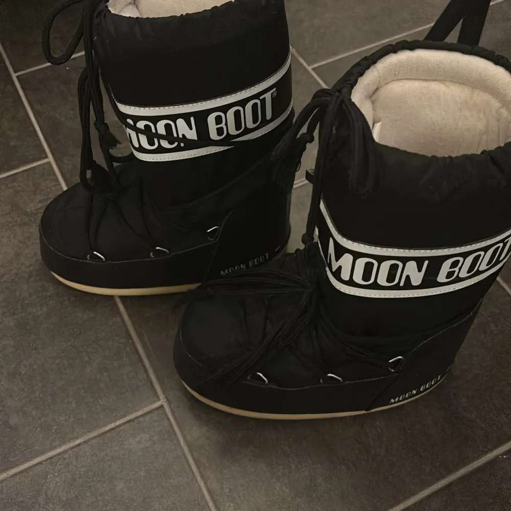 Moon boots som tyvärr inte kommer till användning. I bra skick finns lite saltfläckar. Snörena har släppt lite på två snören men inget man tänker på direkt, finns bild på sista bilden. Storlek 31/34 men stora så passar strl 37. Priset går diskutera. . Skor.