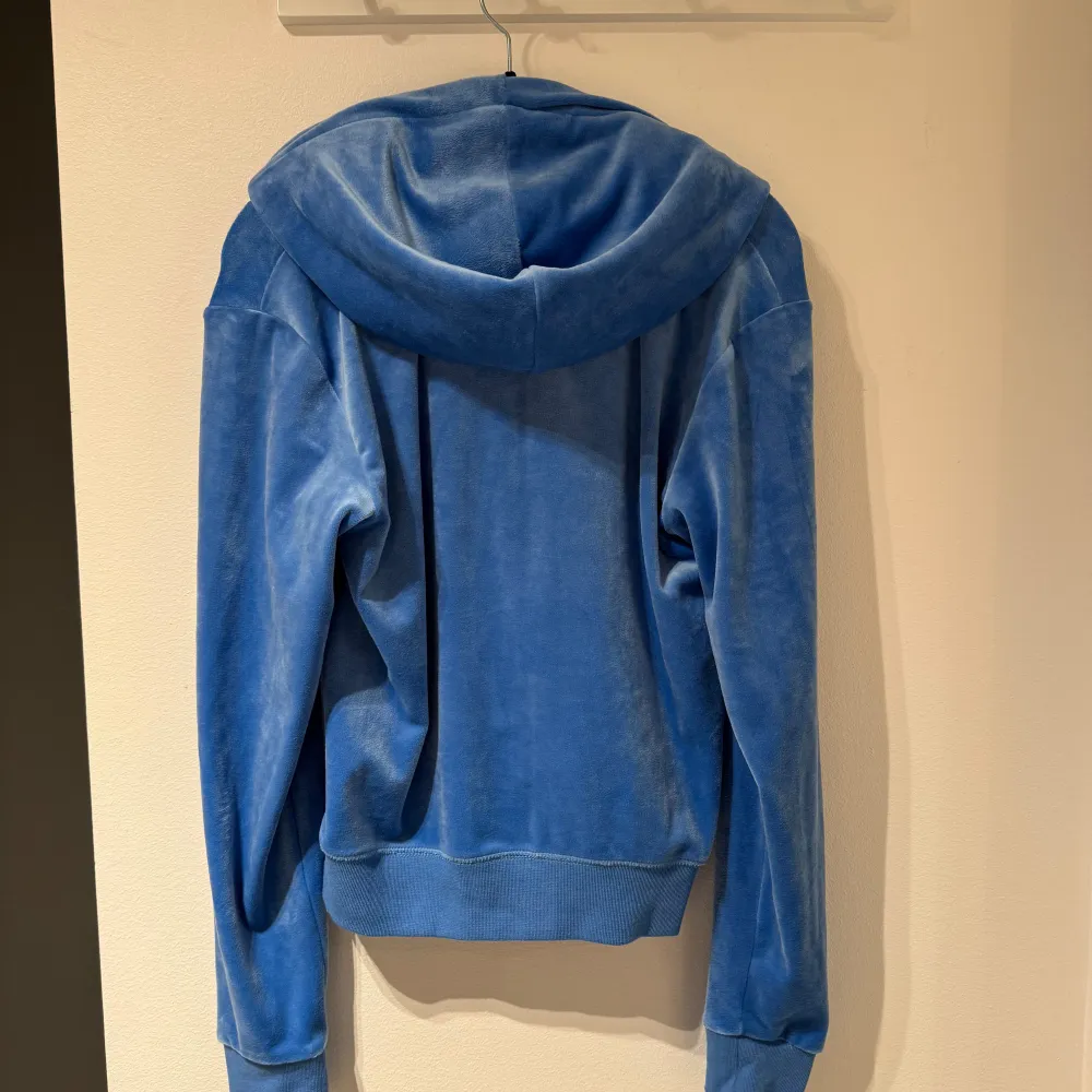 Juicy Couture tröja använd ca 3 gånger.  Nyskick! 💙 Storlek L men passar M. . Hoodies.