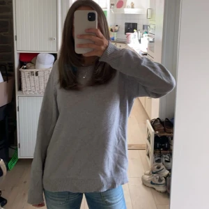 Stickad tröja  - Säljer denna gråa stickade tröjan från Veromoda i storlek M men passar även S, den är sparsamt använd, säljer då den inte kommer till användning längre 💗  Bara att skriva vid frågor 