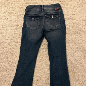 Jeans med fickor - Säljer dessa true religion liknande jeans!  Använd kanske 2-3 gånger.  ❤️❤️❤️❤️ Har inga egna bilder med dom på, går att söka upp!