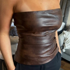 Skinn bandue top - Jättesnygg bandue top i skinn, jättesnygg brun färg som sitter jättebra på👌