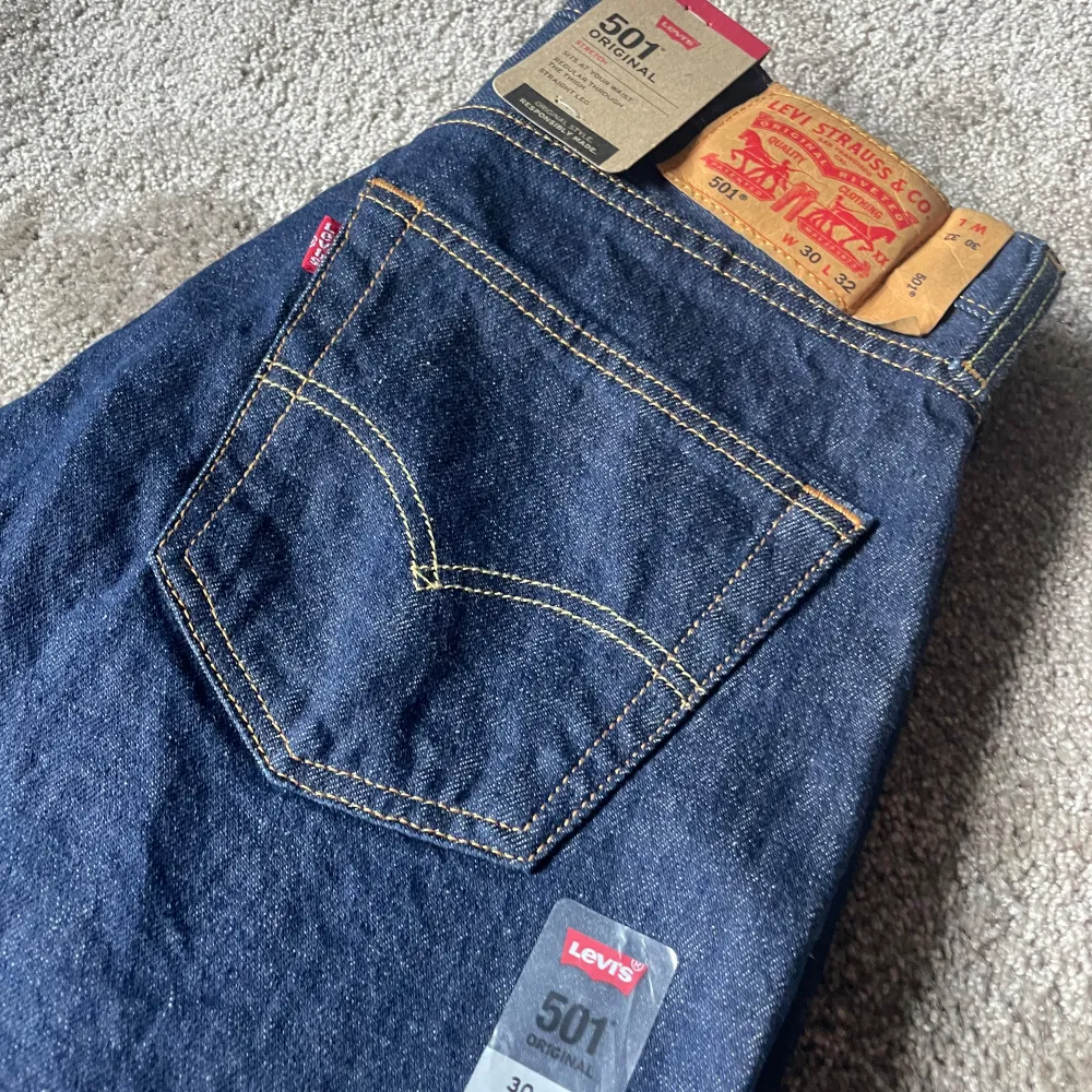 Hej  säljer mina sprillans nya levis byxor. Helt oanvända med tags kvar. Size stretch 30 x 32. Jeans & Byxor.