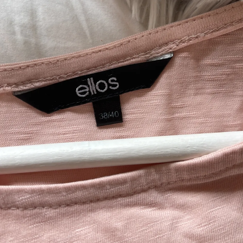 Säljer en superfin rosa långärmad tröja från Ellos i storlek 38/40 (M). Tröjan är gjord av mjukt material och har vackra spetsdetaljer längst ner. Perfekt för både vardag och fest! 💖. Neuletakit & Villapaidat.