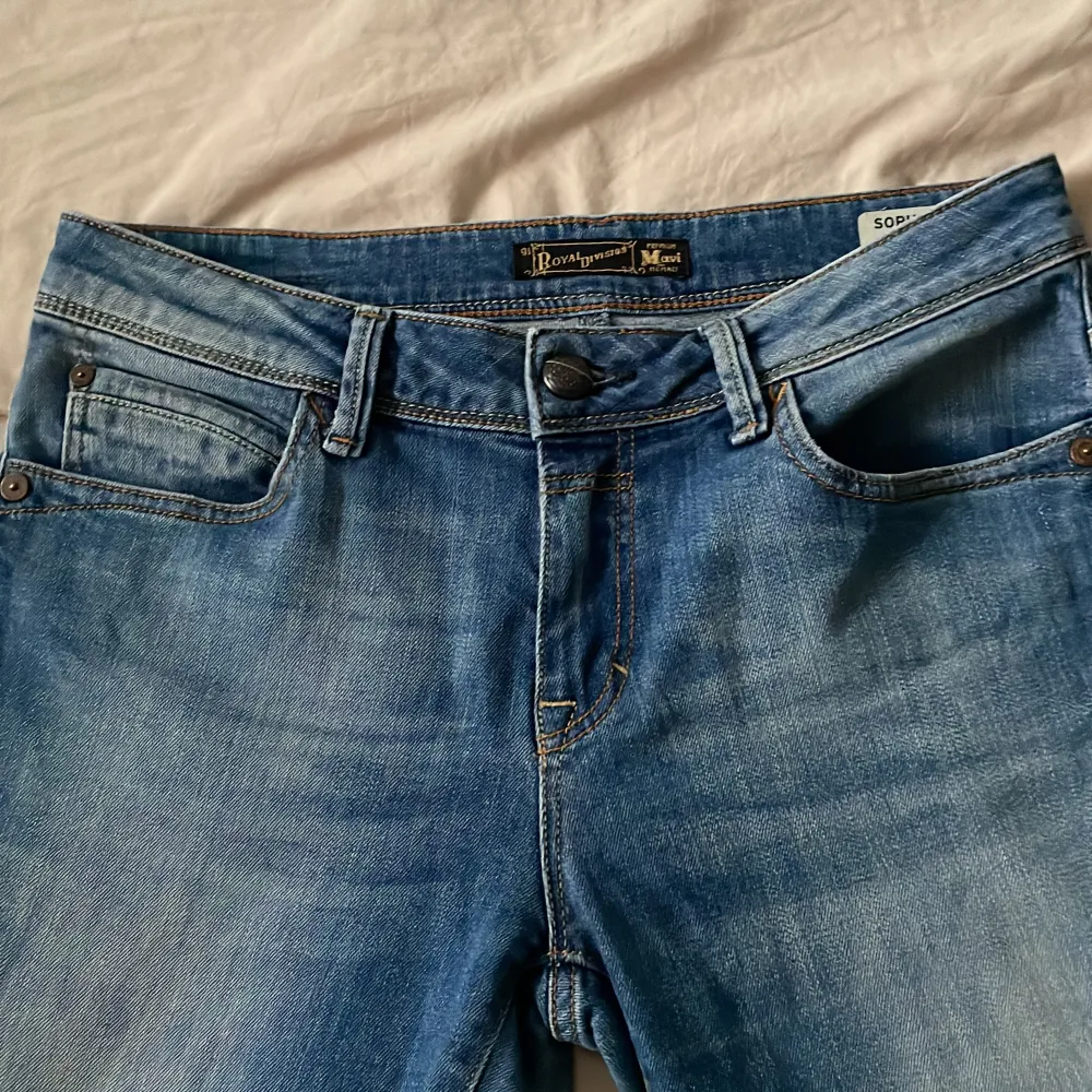 Säljer dessa vintage denim jeans då det inte kommer till användning! Innemåttet på benen är 78cm och midjemåttet är 39cm rakt av. Skriv om ni undrar något eller för fler bilder!🩷 pris kan diskuteras. Jeans & Byxor.