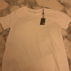 t-shirt - vit t-shirt som jag aldrig använt innan, säljer pga att den är för stor för mig 