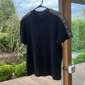 Michael kors t-shirt (s) - En Michael kors tröja som är i bra skick. Storlek S Mörkblå färg, utan tryck Tryck/ränder med märket på båda axlarna