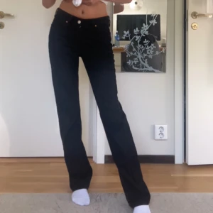 Lågmidjade jeans - Svarta raka lågmidjade jeans från Bikbok! Använd fåtal gånger. Jag är 172 cm och de är perfekta i längd på mig❤️ Kan tänka mig gå ned i pris vid snabb affär