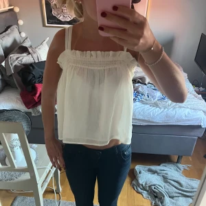 Söt vit topp - Säljer min jättesöta vita topp ifrån mango som tyvärr inte kommer till användning! Superbra skick! Passar bra på mig som vanligtvis har storlek S/M💓