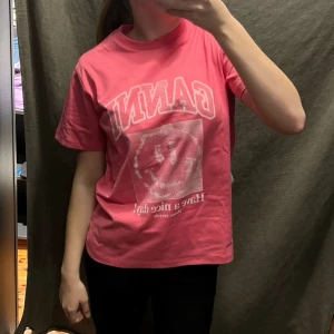 ganni t-shirt - såååå fin ganni t-shirt!!! använd fåtal gånger så fint skick💘💘🤗
