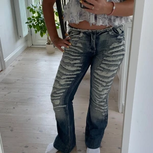 Snygga jeans - Säljer dessa supercoola jeans med slitningar💕 nypris 1095💕 midjemått: 38 innerbenslängden: 76💕 de är däremot uppsydda 7 cm för att passa mig som är 162 men går att sprätta och få längre om man vill💕💕 superbra skick!