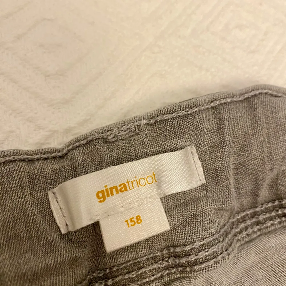 Har detta jätte snygga low waist flare jeans ifrån gina tricot. Men är tyvär lite för korta för mig. Är i jätte bra skick och har bara andvänts ungefär 5 gånger. Ingenting fel på jeansen.  Köpt för 350 kr på gina Young!🥰💕 Pris kan  diskuteras.. Jeans & Byxor.