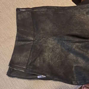 Svart skinnbyxa med dragkedja - Säljer en snygg svart byxor som har en cool dragkedja på sidan och är perfekt för både fest och vardag. Den är i storlek dam S och har en tight passform.  Passar perfekt till höst och vinter outfits! oanvänd. 100% ny  
