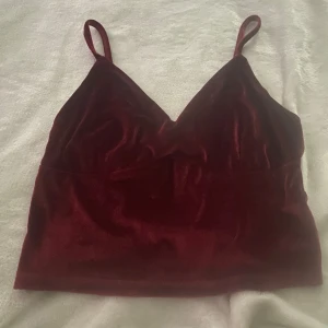 Snygg topp - En vinröd jätte snygg topp, Det är en M men det passar jätte bra på mig och jag har S. använt bara 1 gång är i super bra skick!❤️
