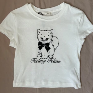 Gullig baby tee från pull & bear - Supersöt baby tee från pull & bear som inte kommer till användning, lappen finns kvar ❤️ stor storlek s men kan nog passa xs-m beroende på hur man vill att den ska sitta 
