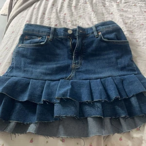 Volang Jeans kjol - En kjol jag satt egna volanger på, bra sytt med en symaskin. Kan skicka fler bilder om någon är intresserad. Hör a. Er vid frågor!💗