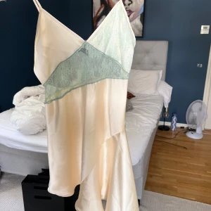 Zara klänning - Säljer denna så snygga klänning från zara helt ny med lapp kvar!