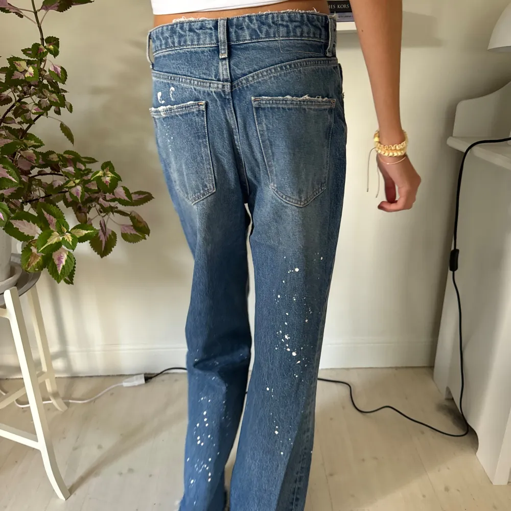 Coola jeans med färg detaljer, använd max 2 gånger . Jeans & Byxor.