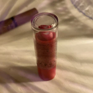 Heart core lip balm  - Ger lite färg på läpparna knappt använd
