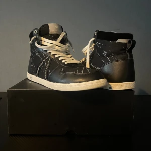 Björn Borg skor - Säljer nu dessa high sneakers av Björn Borg  Nypris: 800 kr| Kvalite:  9/10| Storlek 44| Dem har en fläck och liten repa i sulan annars är dem i väldigt bra skick. Hör av dig vid minsta intresse eller funderingar 😄
