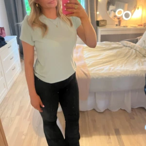 Ljusgrön t-shirt - Säljer en ljusgrön t-shirt i bomull. Den är kortärmad och har en normal passform. Bara använd några gånger så den är i bra skick😊