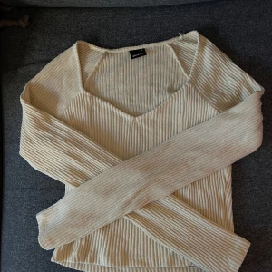 Långärmad topp - Söt långärmad topp från gina tricot 🌼köpt för några år sen men inga tecken på användning  