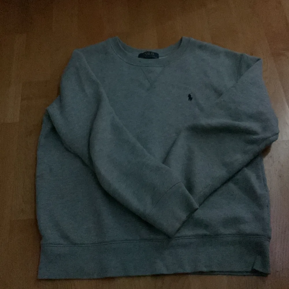 Tjena säljer nu mina polo sweatshirt då den är för liten köpt för 1100 hör av er vid minste fundering. Tröjor & Koftor.