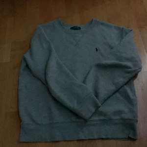 Polo sweatshirt - Tjena säljer nu mina polo sweatshirt då den är för liten köpt för 1100 hör av er vid minste fundering