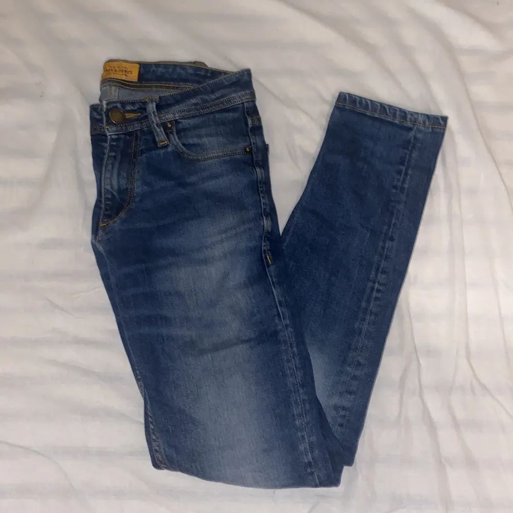 Ett par fina Jack & Jones Jeans med slitning i modellen Skinny fit / Ben. Storlek: 27/32. Skick:7/10. Säljs pågrund av att de är för små för mig.. Jeans & Byxor.